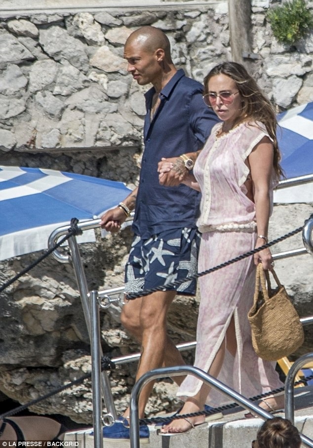 Con gái tỷ phú Topshop tình tứ bạn trai trên du thuyền - 2
Cặp đôi đang đi nghỉ mát tại Ý cùng gia đình Chloe Green