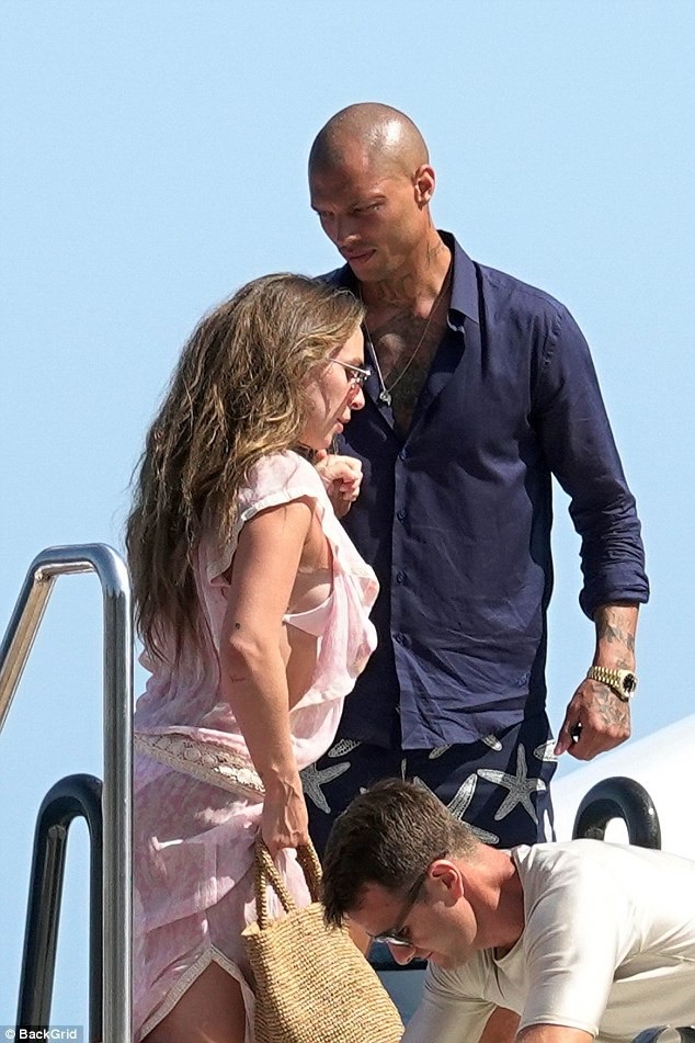 Con gái tỷ phú Topshop tình tứ bạn trai trên du thuyền - 4
Người đẹp không để lộ hình ảnh cậu con trai nhỏ trong chuyến đi chơi này