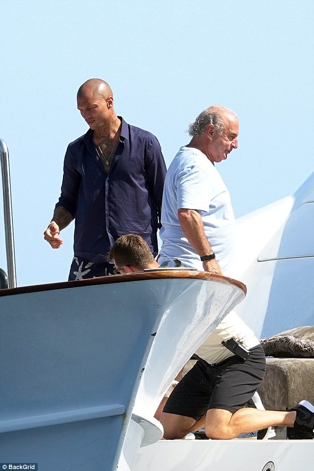 Con gái tỷ phú Topshop tình tứ bạn trai trên du thuyền - 6
Người mẫu Jeremy Meeks đổi đời sau khi yêu con gái tỷ phú