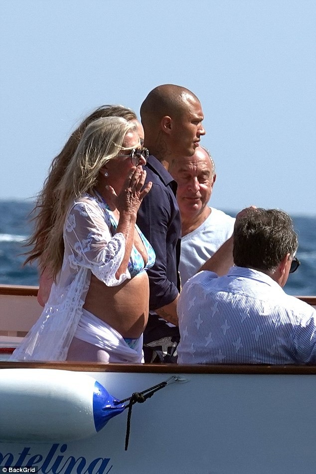 Con gái tỷ phú Topshop tình tứ bạn trai trên du thuyền - 7
Jeremy Meeks rất thân thiết với gia đình bạn gái giàu có của mình.