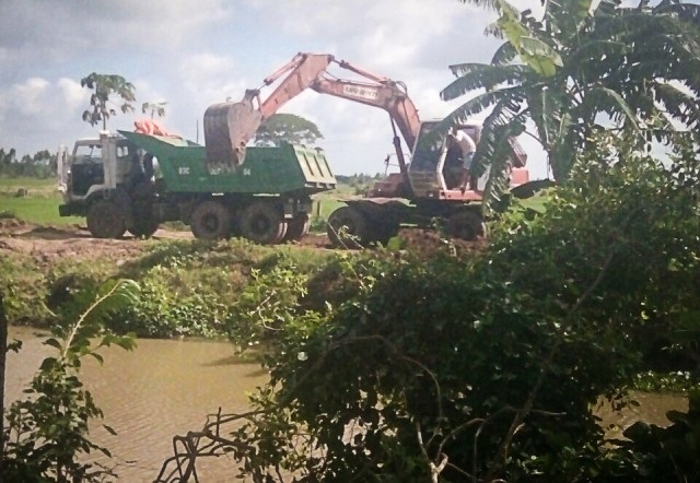 Dân lo lắng chính quyền cho khai thác đất bờ kênh làm ảnh hưởng sản xuất tại Sóc Trăng - 2