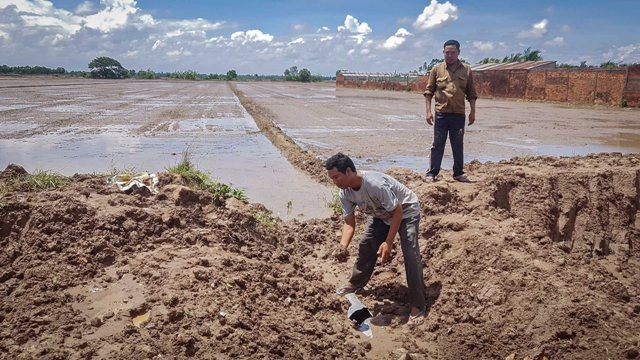 Dân lo lắng chính quyền cho khai thác đất bờ kênh làm ảnh hưởng sản xuất tại Sóc Trăng - 3 Việc khai thác đất theo phản ánh của người dân đã làm ảnh hưởng đến sản xuất nông nghiệp.