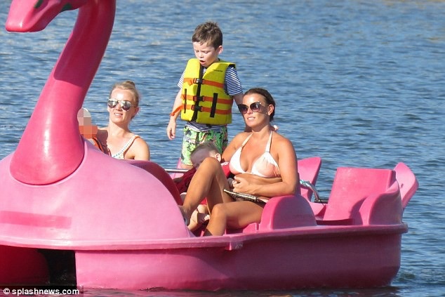 Coleen Rooney thon thả sau 5 tháng sinh con - 4
Người đẹp 32 tuổi sẽ đưa 4 con sang Mỹ sống cùng chồng để thuận tiện cho công việc của anh