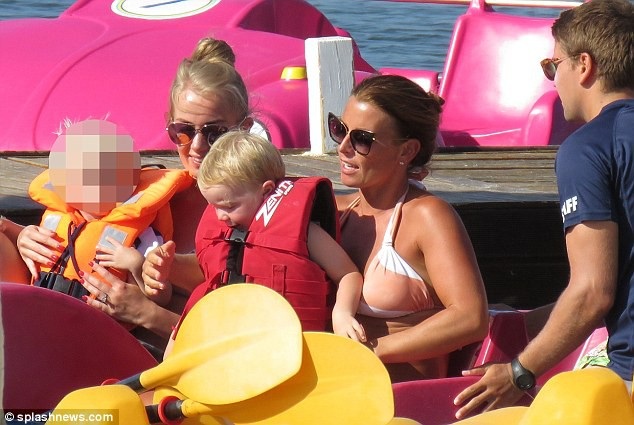 Coleen Rooney thon thả sau 5 tháng sinh con - 7
Thu nhập cuả chồng cô sắp tới sẽ là hơn 300 nghìn bảng/tuần và gia đình Rooney có thể sống rất thoải mái