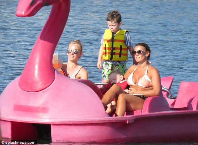 Coleen Rooney thon thả sau 5 tháng sinh con - 8
Hầu như tháng nào, Coleen Rooney cũng đưa các con đi nghỉ mát.