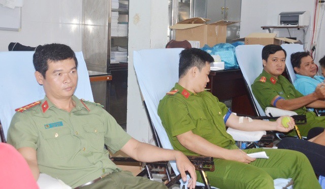 Đại úy công an 22 lần hiến máu tình nguyện - 1 Đại úy Bùi Thanh Diệp (bìa trái) trong một lần hiến máu.