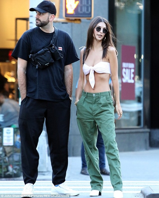 Emily Ratajkowski gây choáng khi mặc áo nhỏ xíu ra phố - 6
Emily Ratajkowski không quan tâm tới những lời bình luận về việc khoe thân quá đà