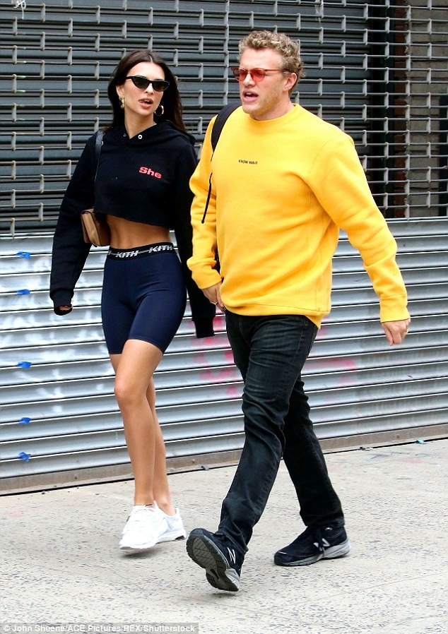 Emily Ratajkowski gây choáng khi mặc áo nhỏ xíu ra phố - 8
Emily Ratajkowski ra phố cùng chồng Sebastian trước đó.