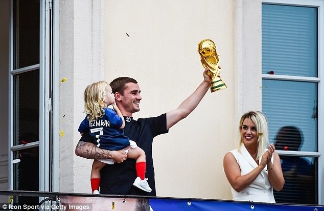 Hàng nghìn người dân ra đường chào đón người hùng Griezmann - 2 Hàng nghìn người dân ra đường chào đón người hùng Griezmann - 2