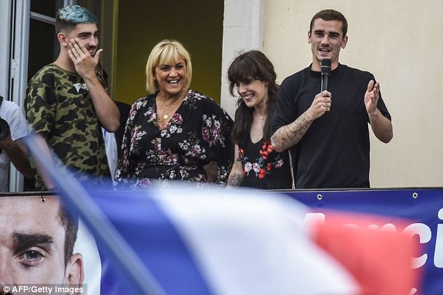 Hàng nghìn người dân ra đường chào đón người hùng Griezmann - 6 Hàng nghìn người dân ra đường chào đón người hùng Griezmann - 6