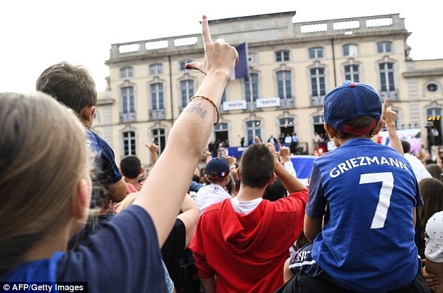 Hàng nghìn người dân ra đường chào đón người hùng Griezmann - 7 Hàng nghìn người dân ra đường chào đón người hùng Griezmann - 7