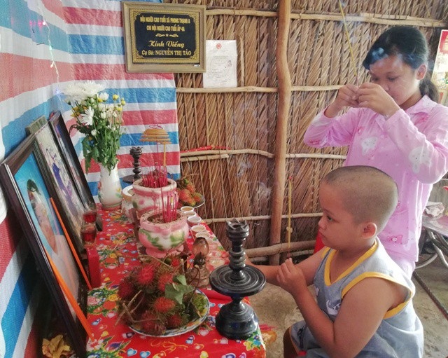 Bạn đọc giúp 2 chị em mồ côi Mộng Cầm, Mộng Nguyên hơn 159 triệu đồng - 1 Cha mẹ mất, 2 chị em Mộng Cầm và Mộng Nguyên trở thành những đứa trẻ mồ côi đáng thương.