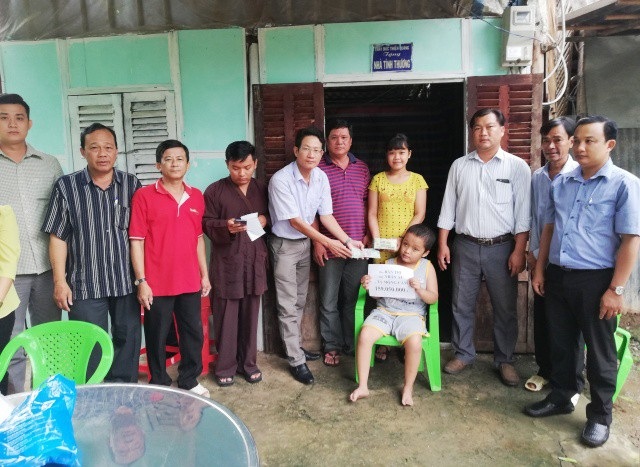 Bạn đọc giúp 2 chị em mồ côi Mộng Cầm, Mộng Nguyên hơn 159 triệu đồng - 2 PV Dân trí trao tiền bạn đọc cho 2 chị em Mộng Cầm, Mộng Nguyên trước sự chứng kiến của đại diện lãnh đạo Ban, ngành địa phương.