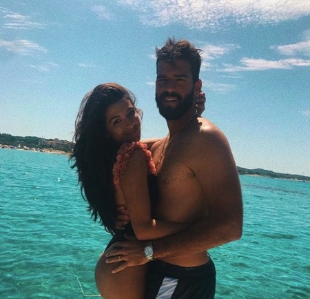 Ngắm bóng hồng bốc lửa theo chân thủ môn Alisson về với nước Anh - 1 Alisson rất may mắn khi lấy được một cô vợ xinh đẹp khó cưỡng