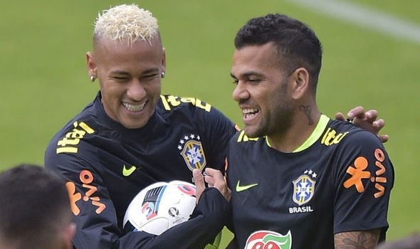 Neymar (trái) và Alves (phải) là những người đồng đội thân thiết ở ĐT Brazil và PSG