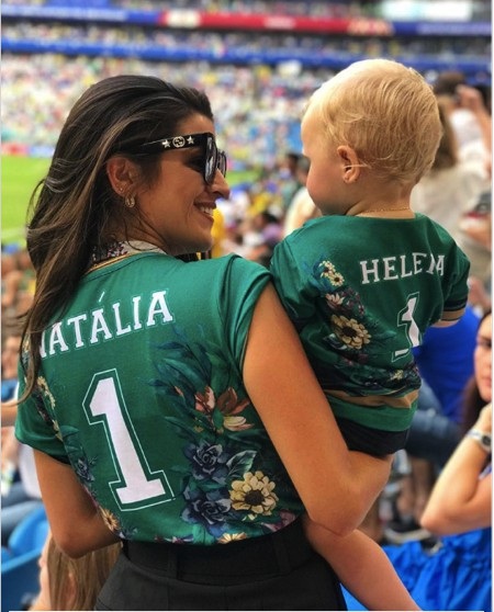 Ngắm bóng hồng bốc lửa theo chân thủ môn Alisson về với nước Anh - 4 Cô vợ bác sĩ lúc nào cũng ủng hộ Alisson