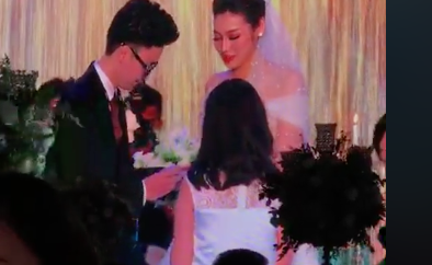 Cô dâu chú rể trao nhau nhẫn cưới.