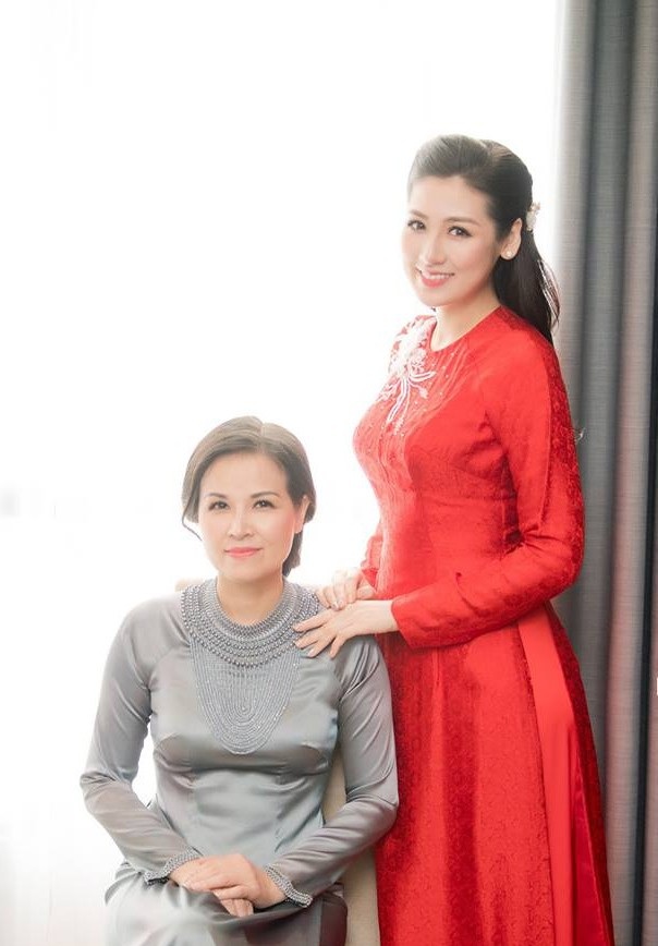 Á hậu Tú Anh xúc động trong lễ vu quy ngày Hà Nội mưa ngập - 8 Mẹ Tú Anh vẫn luôn sát cánh bên cô và là người đồng hành với cô trong mọi sự kiện lớn, nhỏ sau khi đăng quang.
