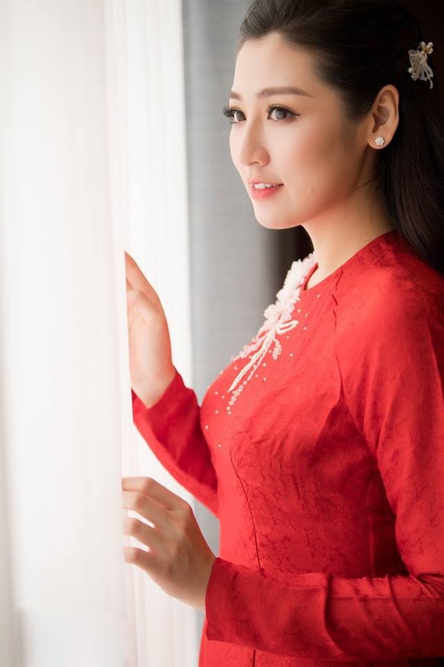 Á hậu Tú Anh xúc động trong lễ vu quy ngày Hà Nội mưa ngập - 2 Á hậu Tú Anh chọn mặc áo dài đỏ trong lễ vu quy.