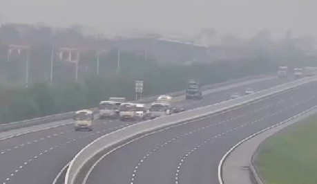 Truy phạt 3 xe khách dàn hàng trên cao tốc Hà Nội - Hải Phòng - 1 Xe khách dàn hàng cản trở giao thông trên cao tốc Hà Nội - Hải Phòng