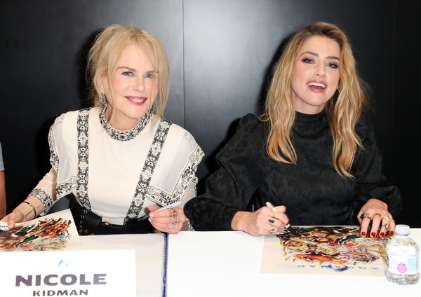 Amber Heard đọ sắc với Nicole Kidman - 1
Nicole Kidman và Amber Heard dự sự kiện Comic-Con ở San Diego, California, Mỹ ngày 21/7 vừa qua để quảng bá phim mới Aquaman