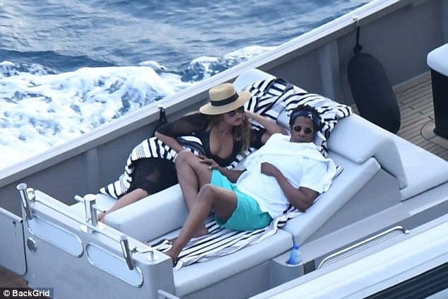 
Beyonce thư giãn cùng chồng Jay-Z trên du thuyền siêu sang ngày 21/7 vừa qua
