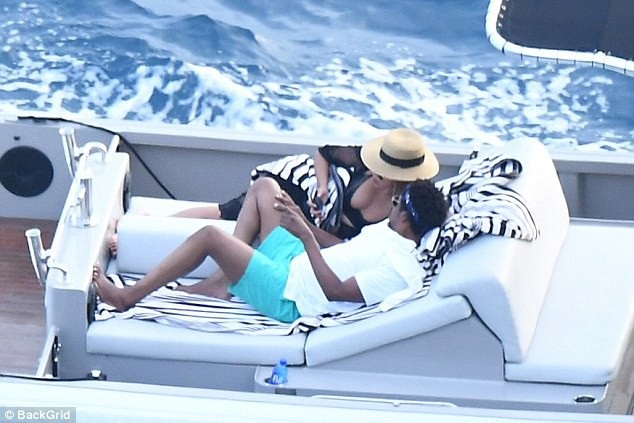 
Diva xinh đẹp khoe vòng một đầy đặn trong chiếc áo cổ trễ gợi cảm
