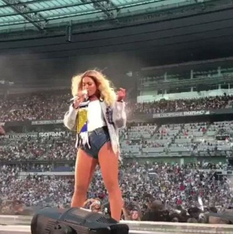 
Fans khẳng định bụng Beyonce to bất thường khi cô diện đồ bó sát trình diễn trên sân khấu.
