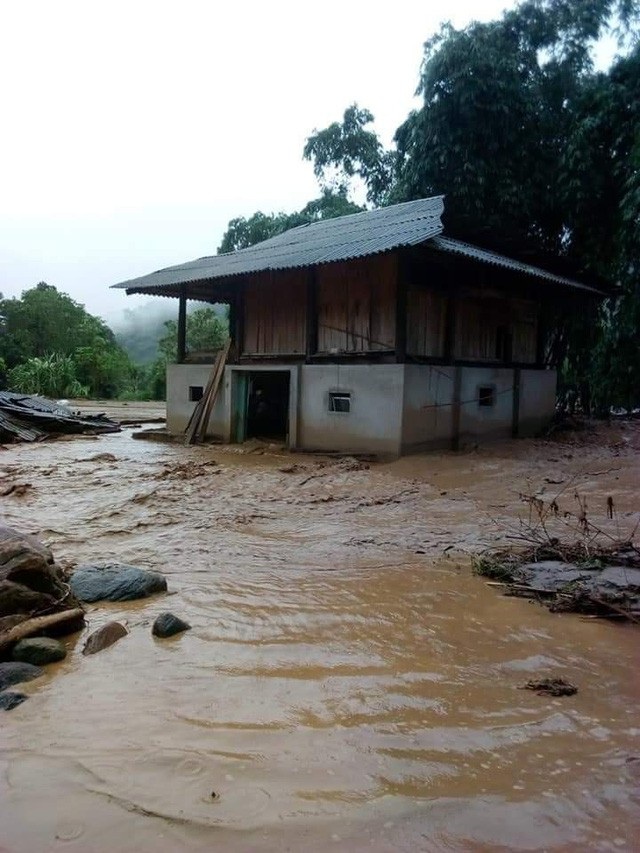 Nhiều nơi chìm trong nước lũ, kho tiền “khủng” của trùm đường dây đánh bạc - 2 Theo số liệu thống kê mới nhất của Ban Chỉ đạo Trung ương về phòng, chống thiên tai (PCTT), mưa lũ ở các tỉnh phía Bắc và khu vực Bắc Trung Bộ đã làm hơn 30 người chết, bị thương, mất tích và hàng ngàn ngôi nhà bị ngập sâu trong nước. (Ảnh: Thu Nhài)
