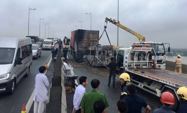 Nhiều nơi chìm trong nước lũ, kho tiền “khủng” của trùm đường dây đánh bạc - 11 Vụ tai nạn giao thông nghiêm trọng xảy ra trên đường cao tốc TPHCM – Long Thành – Dầu Giây, đoạn trên cầu Long Thành làm xe khách cháy rụi, khiến 2 người chết. Hướng lưu thông từ các tỉnh về TPHCM bị phong tỏa hoàn toàn suốt hơn 5 tiếng đồng hồ. (Ảnh: Đăng Lê)