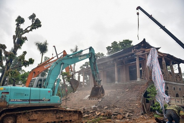 Nhiều nơi chìm trong nước lũ, kho tiền “khủng” của trùm đường dây đánh bạc - 4 Sáng 20/7, hàng trăm nhân lực cùng phương tiện được cơ quan chức năng huy động để cưỡng chế tháo dỡ công trình “cung điện công chúa” xây sai phép tại thôn Phú Yên (xã Yên Bài, Ba Vì, Hà Nội). (Ảnh: Toàn Vũ)