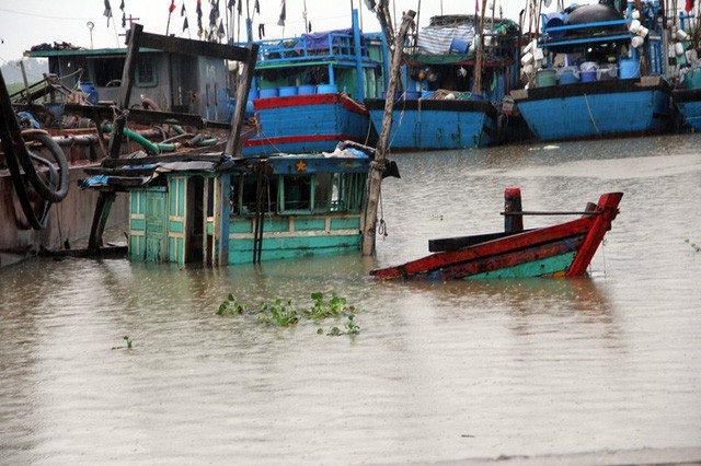 Nhiều nơi chìm trong nước lũ, kho tiền “khủng” của trùm đường dây đánh bạc - 5 Có luồng ý kiến cho rằng, việc nhấn chìm thuyền trước những cơn bão lớn để bảo đảm an toàn là thiếu thực tế. Tuy nhiên rất nhiều ngư dân ở Hà Tĩnh chia sẻ, trường hợp bão to quá thì việc nhấn chìm thuyền hoặc tàu nhỏ đúng cách, là một phương pháp hiệu quả tránh bão làm hỏng thuyền. (Ảnh: Tiến Hiệp)