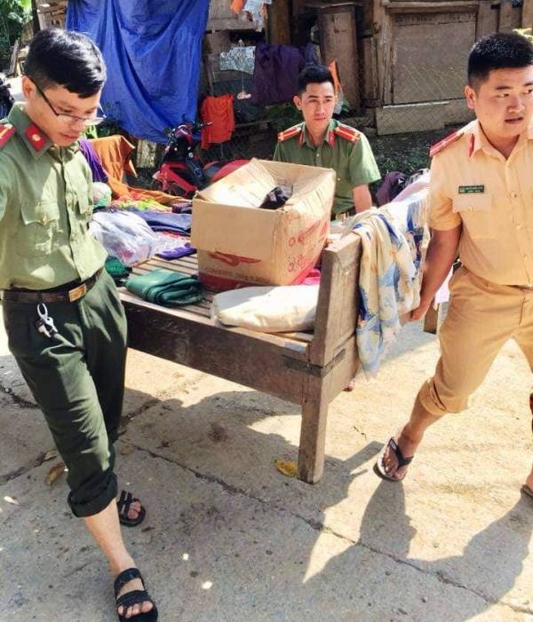 Nghệ An: Công an, đoàn viên dầm mưa dọn đường, vận chuyển tài sản giúp dân sau lũ - 3
Vận chuyển đồ dùng đến nơi an toàn.