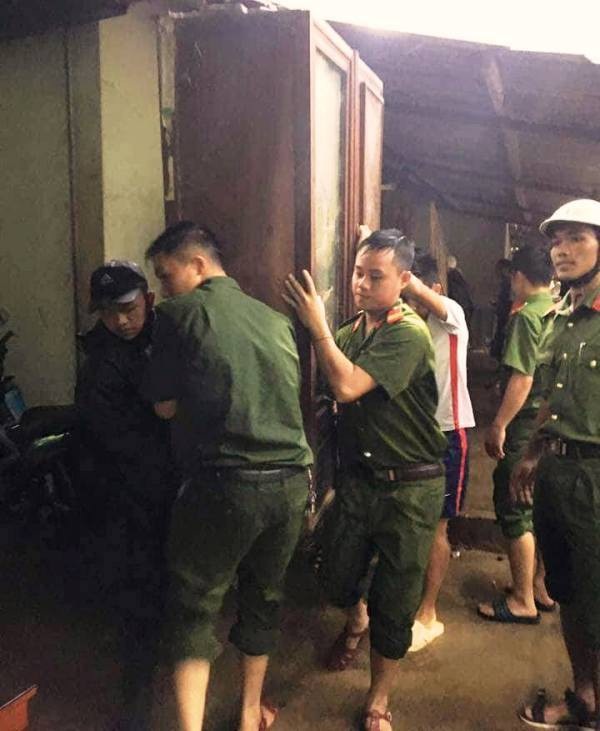 Nghệ An: Công an, đoàn viên dầm mưa dọn đường, vận chuyển tài sản giúp dân sau lũ - 1 Các chiến sĩ, cán bộ công an huyện Kỳ Sơn dầm mưa để vận chuyển đồ đạc cho dân.