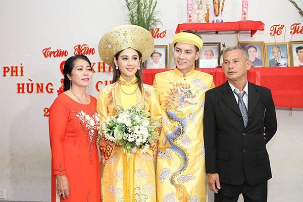 Li kỳ chuyện Thanh Lam bị trao nhầm lúc lọt lòng; đời tư sao Việt sinh con cho đại gia - 14
Bà Liên, mẹ chồng ca sĩ Lâm Khánh Chi chia sẻ những gièm pha, điều tiếng gia đình bà phải chịu đựng khi con trai kết hôn với người chuyển giới. Bà cũng từng tự tay thay áo cho con dâu và bất ngờ ngoài sức tưởng tượng…