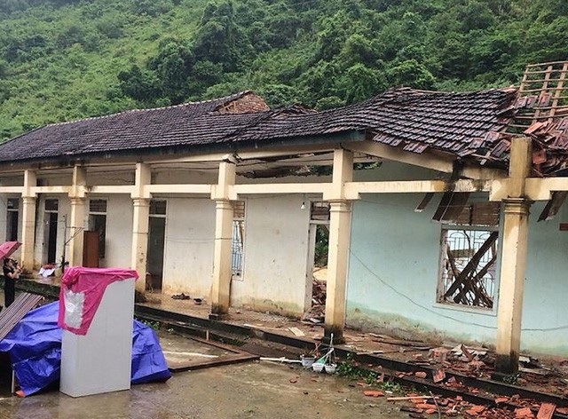 Nghệ An: Mưa lũ "cuốn trôi" hơn 600 tỷ đồng - 1 Một trường học tại huyện Kỳ Sơn bị nước lũ đánh sập.