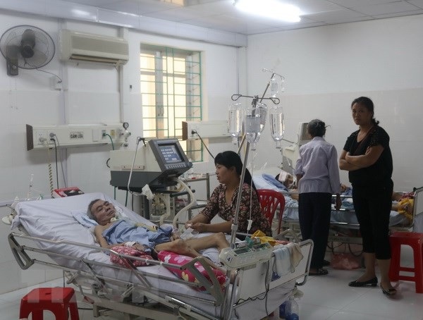 Khẩn trương điều tra, làm rõ vụ tai nạn 4 người chết ở Cao Bằng - 2 Các nạn nhân vụ tai nạn giao thông được cấp cứu tại Bệnh viện Đa khoa tỉnh Cao Bằng. - Ảnh: TTXVN