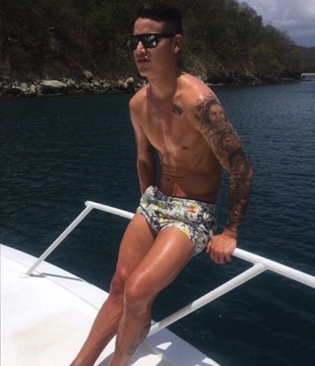 Hậu World Cup 2018, các ngôi sao đua nhau vui chơi “tới bến” - 4 James Rodriguez khoe khéo thân hình săn chắc, quyến rũ