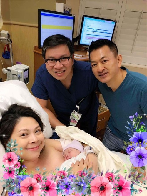 Li kỳ chuyện Thanh Lam bị trao nhầm lúc lọt lòng; đời tư sao Việt sinh con cho đại gia - 7 “Búp bê” Thanh Thảo sinh con gái đầu lòng tại Mỹ ở tuổi 41. Năm 2017, cô công khai tình cảm với doanh nhân Việt kiều tên Tom. Nữ ca sĩ đã đăng ký kết hôn ở Mỹ vào cuối năm 2017 nhưng chưa tổ chức đám cưới. Thanh Thảo cho rằng, đối với mình không quan trọng đám cưới mà quan trọng là có sống với nhau hạnh phúc lâu dài hay không…