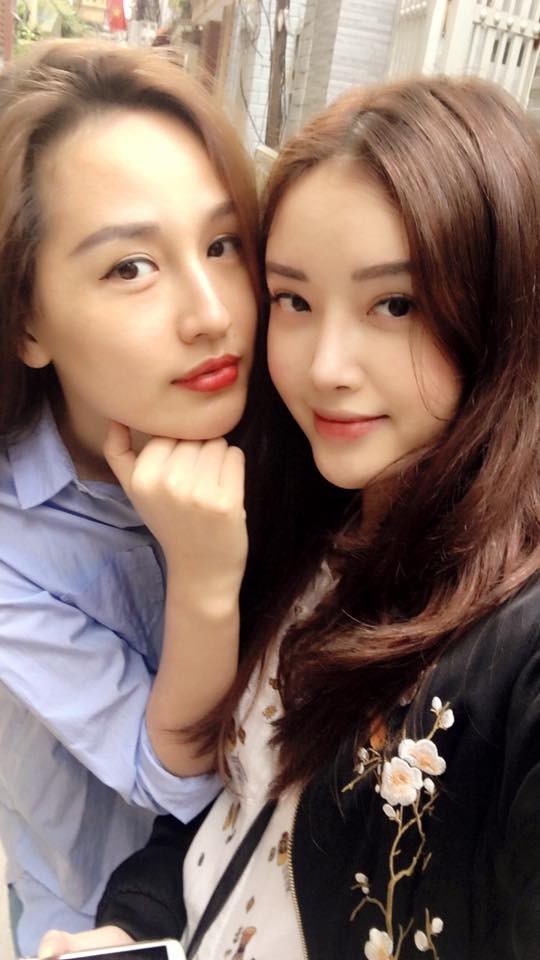 Nhan sắc nóng bỏng, cuộc sống “vạn người mơ” của em gái Mai Phương Thuý - 14
Hai chị em Mai Phương Thuý, Mai Ngọc Phượng thường xuyên selfie cùng nhau. Nếu các đường nét trên gương mặt Mai Phương Thuý sắc sảo thì Mai Ngọc Phượng lại dịu dàng, nhẹ nhàng hơn.