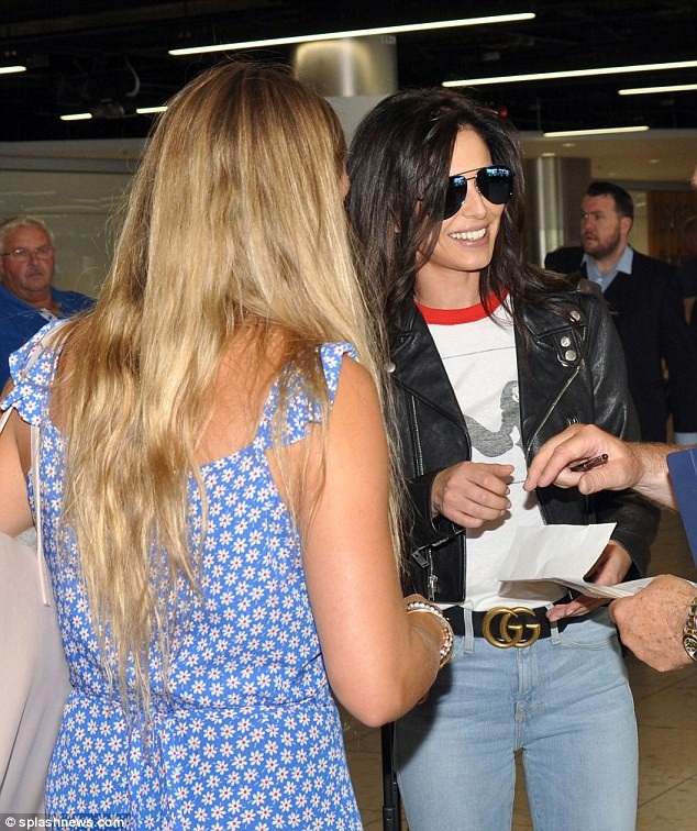 Cheryl vui vẻ và rạng ngời hậu chia tay “phi công trẻ” - 12
Cô ký tặng fan khi ở sân bay. Ngôi sao 35 tuổi có phần giảm cân nhưng vẫn rất xinh đẹp, quyến rũ.