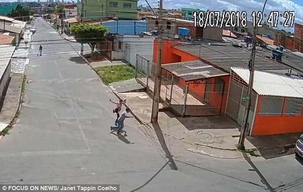 Clip “cô gái dùng võ đánh đuổi tên cướp có súng” khiến dân mạng thán phục - 1 Cô gái tung chân tấn công tên cướp khi nhận thấy hắn sơ hở khiến tên cướp hoảng sợ bỏ chạy