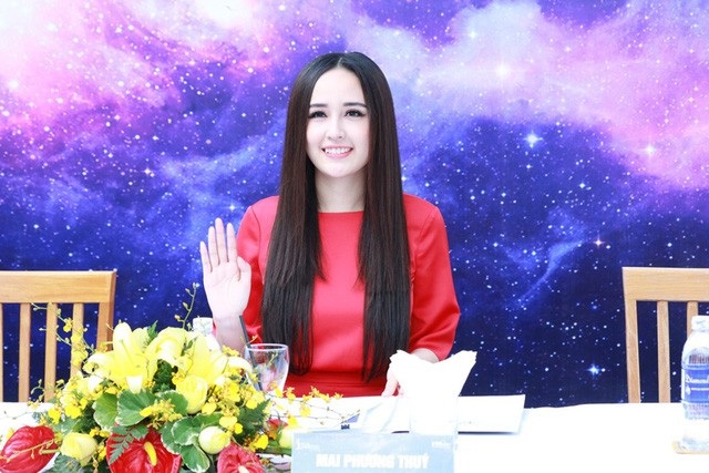 “Thâm cung bí sử” chuyện tình ái của Hoa hậu Mai Phương Thuý và Ngọc Khánh - 6 Trước đó, trong lần hiếm hoi xuất hiện chấm thi Hoa hậu Hoàn vũ Việt Nam vào đầu năm 2018, Mai Phương Thúy từng tiết lộ cô trở lại nhờ được người yêu cổ vũ. Người đẹp không tiết lộ danh tính bạn trai mà chỉ cho biết bạn trai không hoạt động trong showbiz và khẳng định đang hạnh phúc trong tình yêu.
