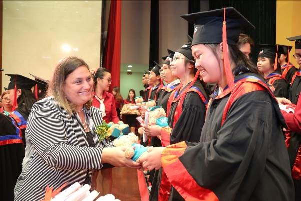 VUS nâng kỷ lục 106.932 học viên nhận chứng chỉ quốc tế - 2
Chứng chỉ Anh ngữ Quốc tế sẽ là nền tảng quan trọng để các em học viên phát triển khả năng tiếng Anh tốt hơn trong những giai đoạn tiếp theo.