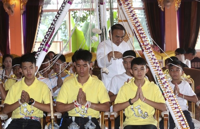 Đội bóng nhí Thái Lan chuẩn bị xuống tóc, vào chùa đi tu - 1 Đội bóng thiếu niên Thái Lan làm lễ cầu an trong chùa (Ảnh: AP)