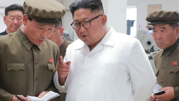 Lựa chọn sống còn của Triều Tiên giữa vòng vây trừng phạt - 1 Nhà lãnh đạo Kim Jong-un thị sát một nhà máy tại Triều Tiên (Ảnh: KCNA)