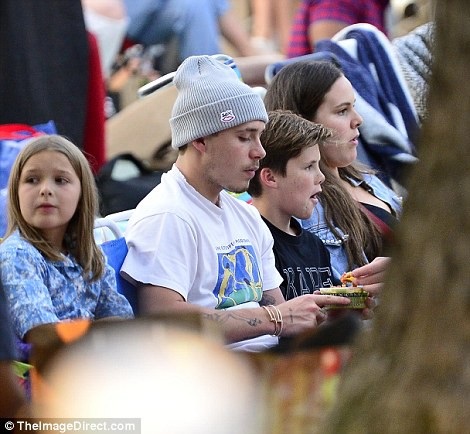 Con gái Beckham cắt tóc rất dễ thương - 1 
Harper Beckham, 7 tuổi khoe mái tóc ngắn mới cắt khi cùng các anh đi xem buổi chiếu phim ngoài trời tại Los Angeles ngày 23/7 vừa qua