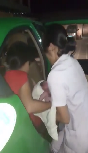 
Đỡ đẻ cho sản phụ Trần Thị Thanh Ngọc trên xe taxi
