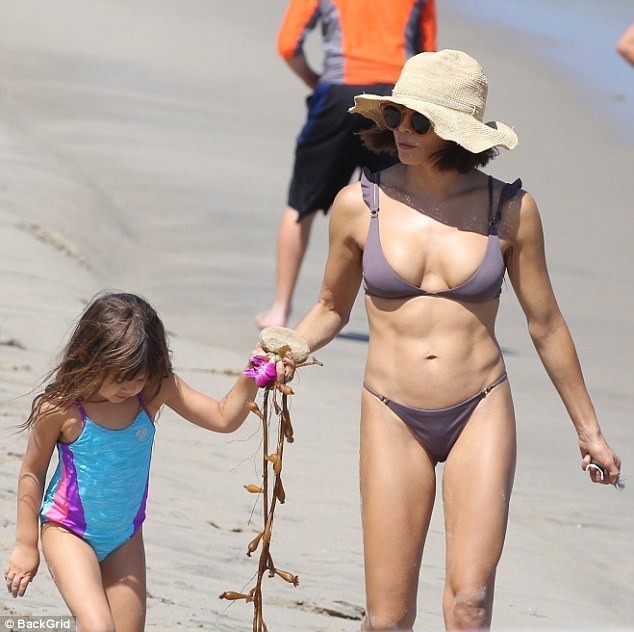 Jenna Dewan gợi cảm và khỏe khoắn bên biển - 3
Everly, 5 tuổi là con gái đầu lòng của Jenna Dewan và nam diễn viên Channing Tatum