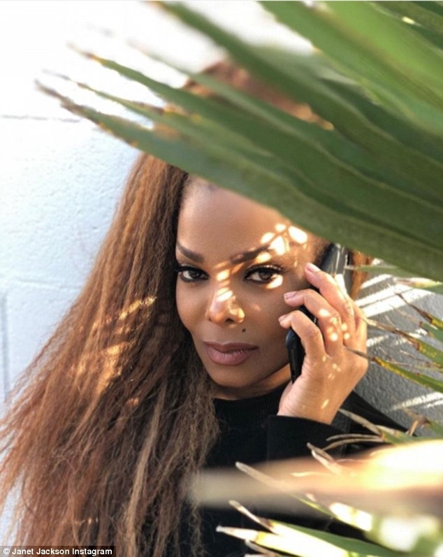 Janet Jackson tái xuất trẻ trung, cá tính - 5
Janet Jackson hiện dồn toàn bộ tâm sức cho công việc và việc chăm sóc cậu con trai 2 tuổi Eissa Al Mana